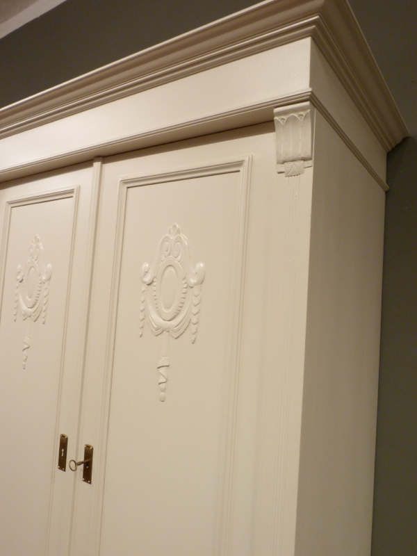 Antike Möbel, antiker Jugendstil Kleiderschrank mit Blumenmotiv