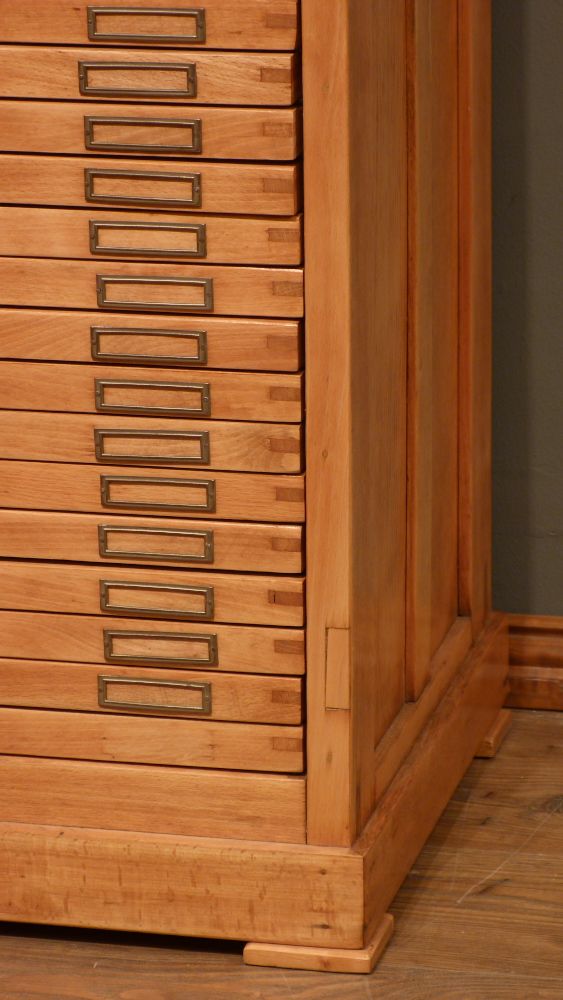 Seltener Archivschrank der Firma Klingspor, Buche um 1920