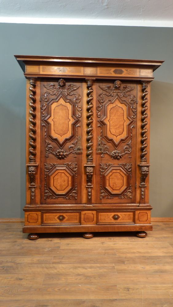 Prachtvoller Barockschrank, Nussbaum und Eiche um 1750
