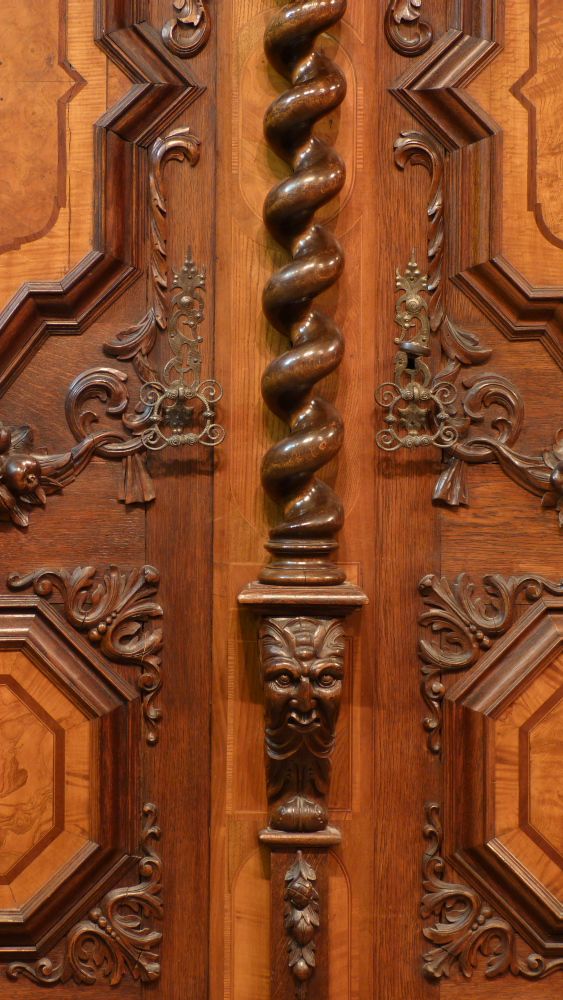 Prachtvoller Barockschrank, Nussbaum und Eiche um 1750