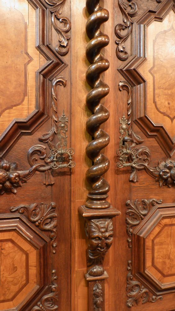 Prachtvoller Barockschrank, Nussbaum und Eiche um 1750