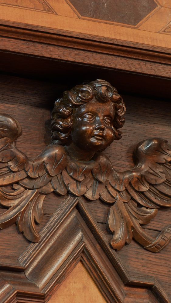 Prachtvoller Barockschrank, Nussbaum und Eiche um 1750