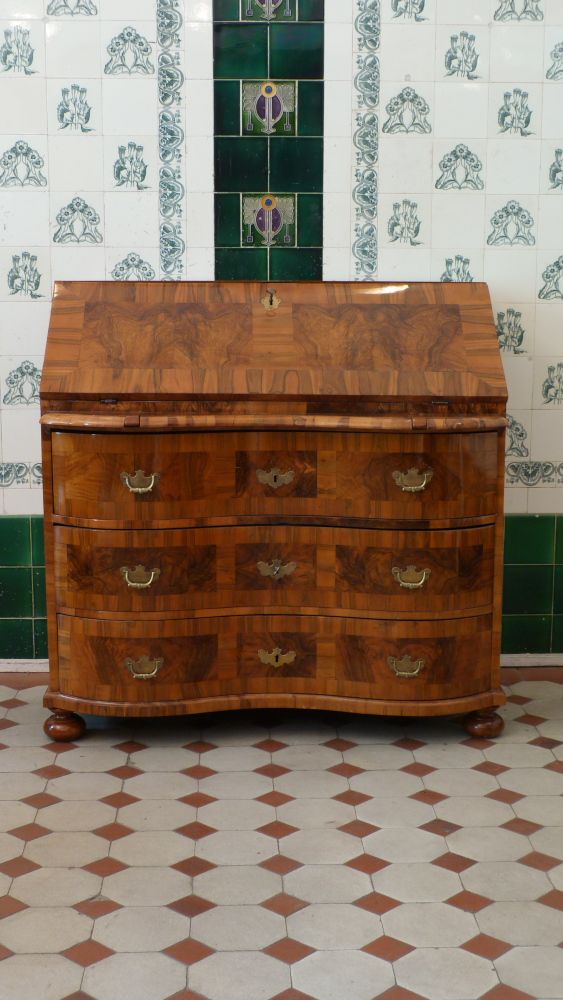 Barocker Schrägklappensekretär, Nussbaum handpoliert um 1760
