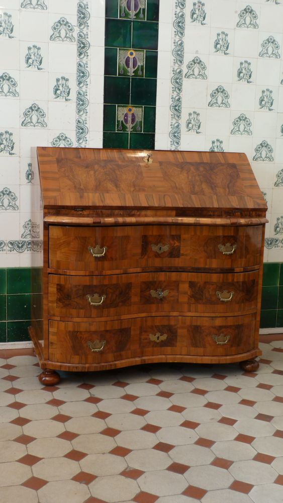Barocker Schrägklappensekretär, Nussbaum handpoliert um 1760