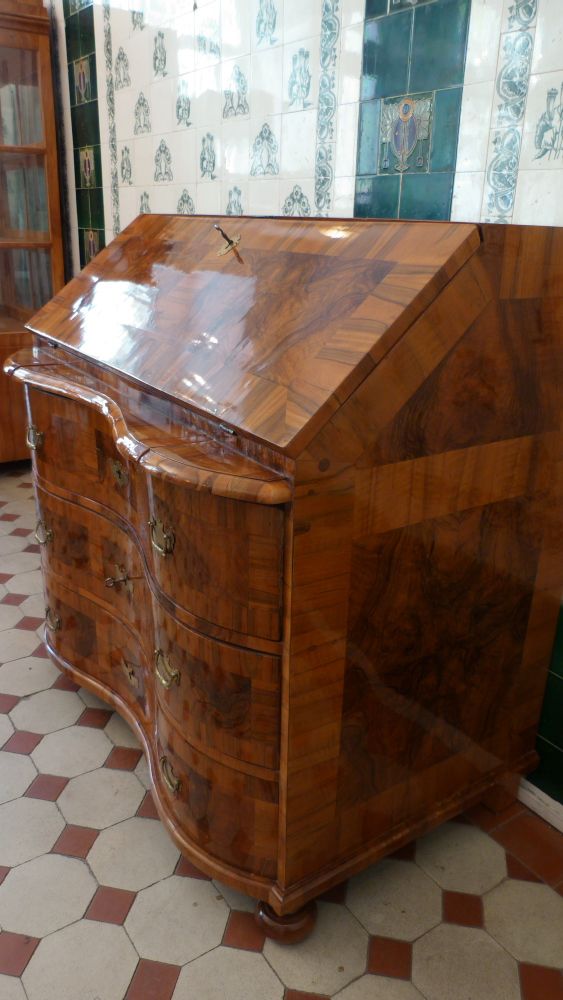 Barocker Schrägklappensekretär, Nussbaum handpoliert um 1760