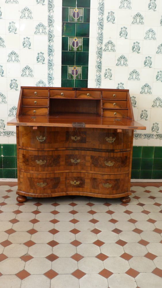 Barocker Schrägklappensekretär, Nussbaum handpoliert um 1760