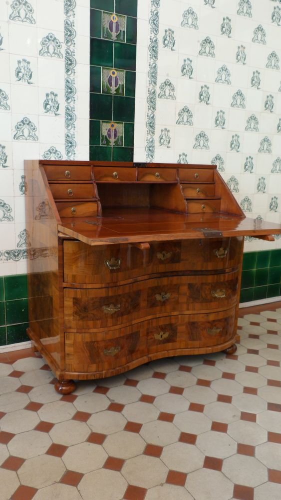 Barocker Schrägklappensekretär, Nussbaum handpoliert um 1760