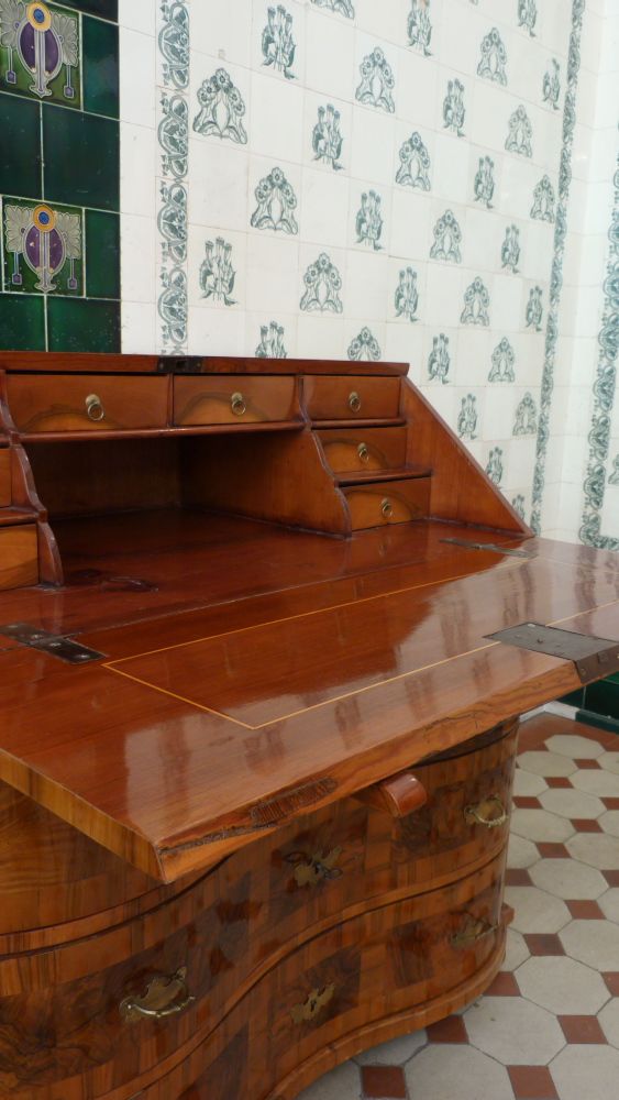 Barocker Schrägklappensekretär, Nussbaum handpoliert um 1760