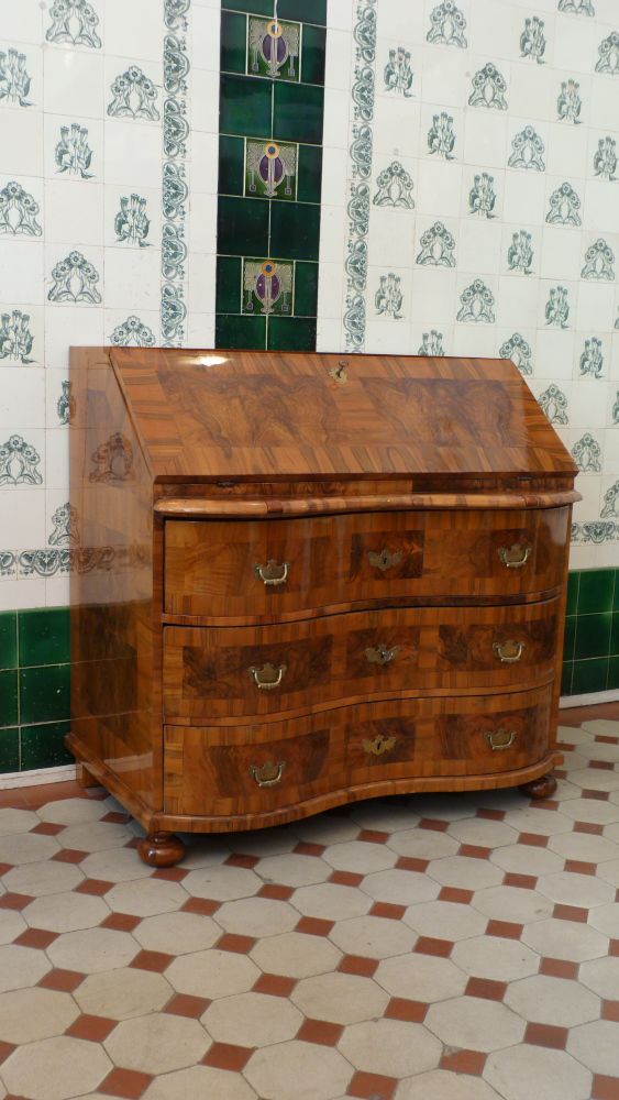 Barocker Schrägklappensekretär, Nussbaum handpoliert um 1760