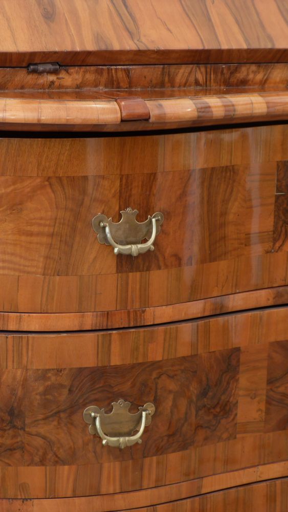 Barocker Schrägklappensekretär, Nussbaum handpoliert um 1760