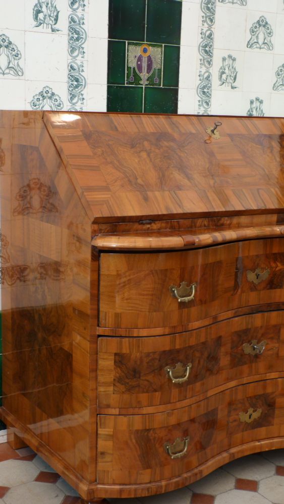 Barocker Schrägklappensekretär, Nussbaum handpoliert um 1760