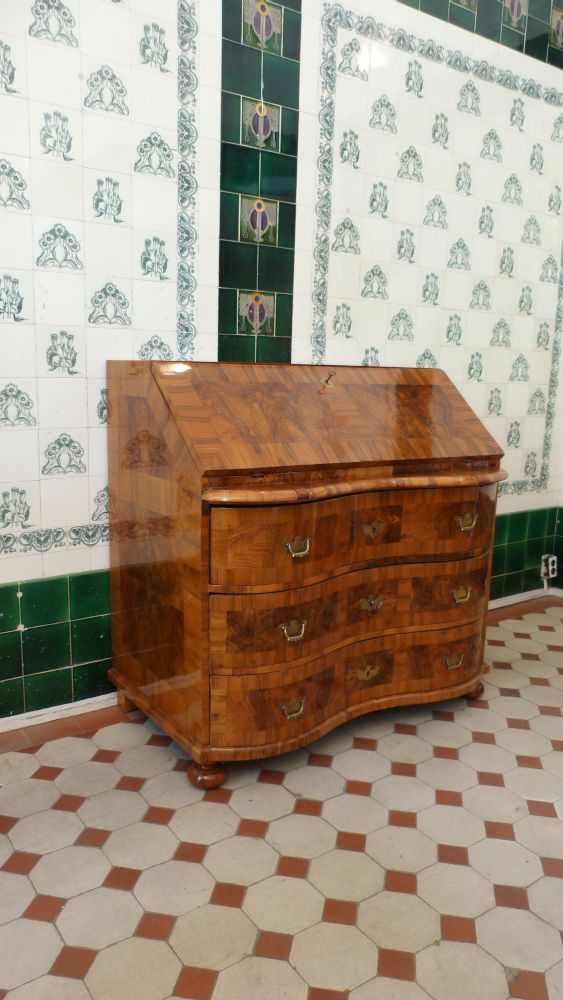 Barocker Schrägklappensekretär, Nussbaum handpoliert um 1760