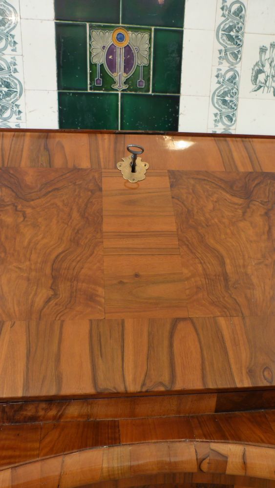 Barocker Schrägklappensekretär, Nussbaum handpoliert um 1760