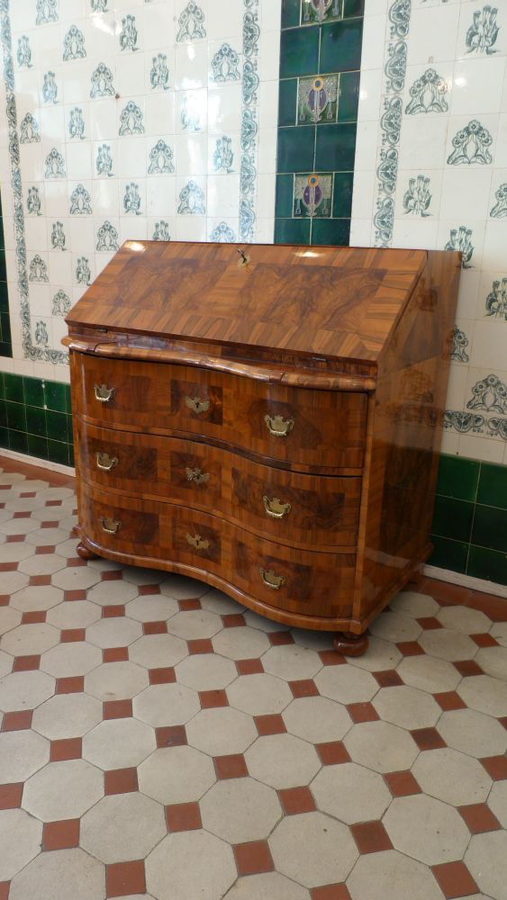 Barocker Schrägklappensekretär, Nussbaum handpoliert um 1760