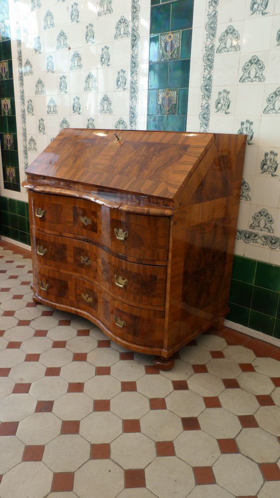 Barocker Schrägklappensekretär, Nussbaum handpoliert um 1760