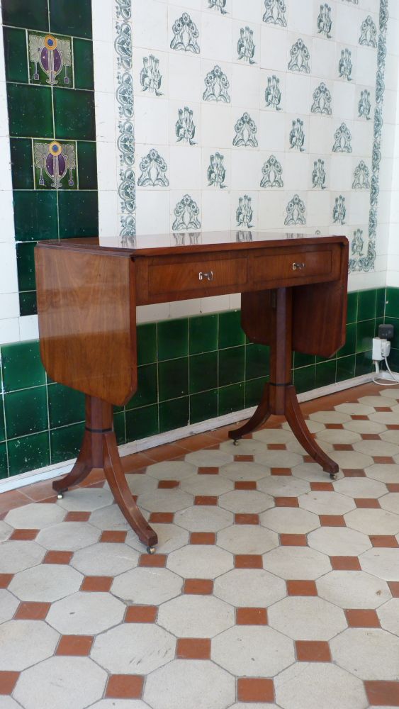 Antike Möbel, antiker Biedermeier abklappbarer Tisch, Mahagoni um 1840