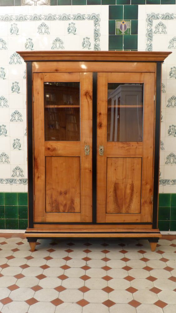 Biedermeier Bücher oder Geschirrschrank, Kirschholz handpoliert um 1840