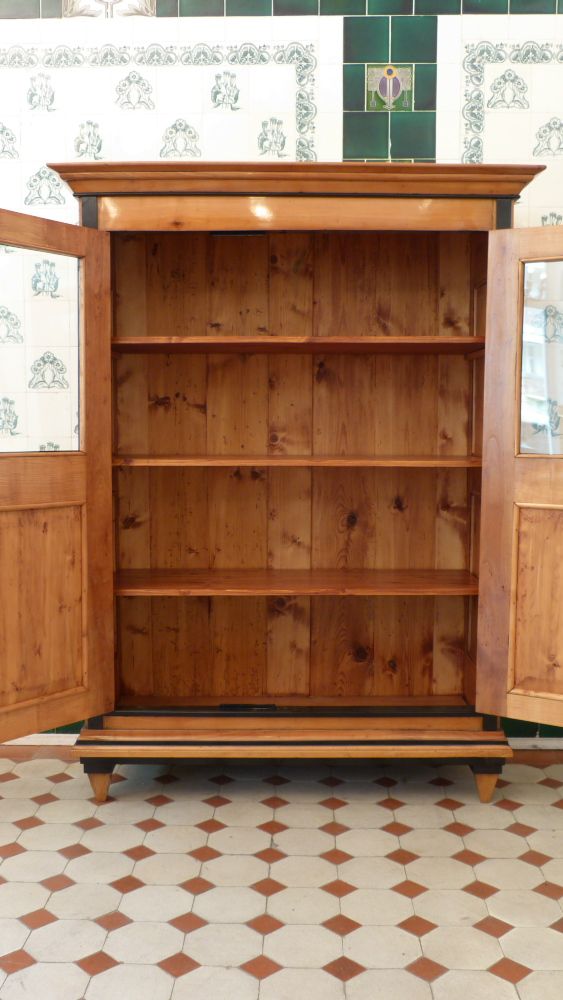 Biedermeier Bücher oder Geschirrschrank, Kirschholz handpoliert um 1840