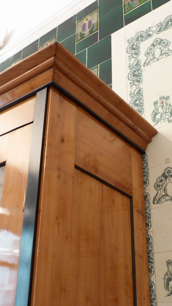 Biedermeier Bücher oder Geschirrschrank, Kirschholz handpoliert um 1840