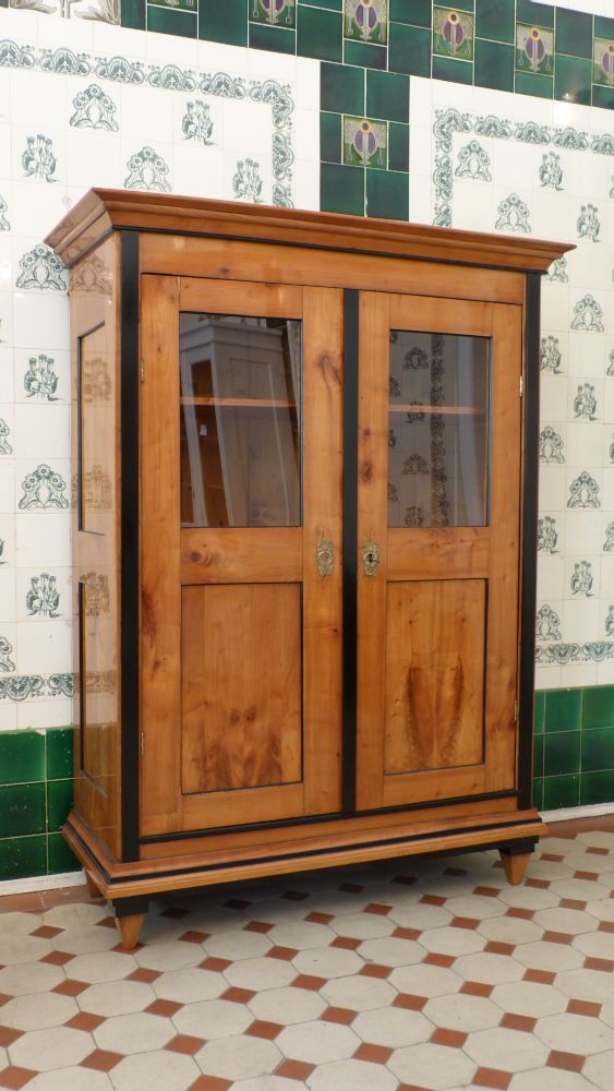Biedermeier Bücher oder Geschirrschrank, Kirschholz handpoliert um 1840