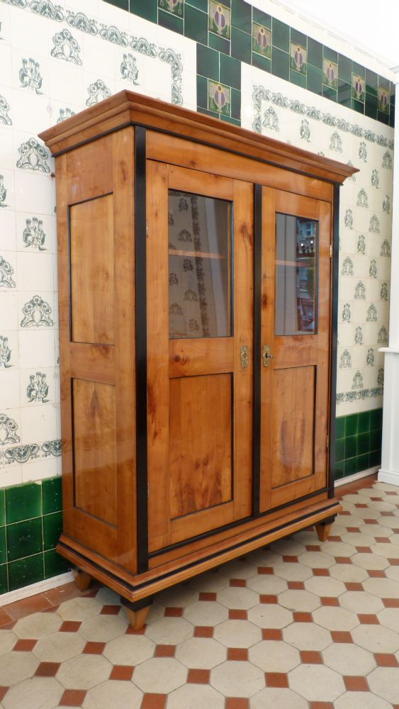 Biedermeier Bücher oder Geschirrschrank, Kirschholz handpoliert um 1840