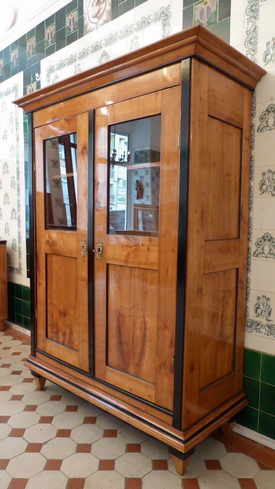 Biedermeier Bücher oder Geschirrschrank, Kirschholz handpoliert um 1840