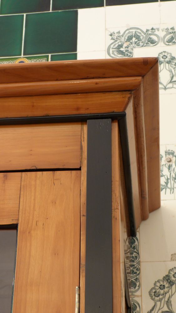 Biedermeier Bücher oder Geschirrschrank, Kirschholz handpoliert um 1840