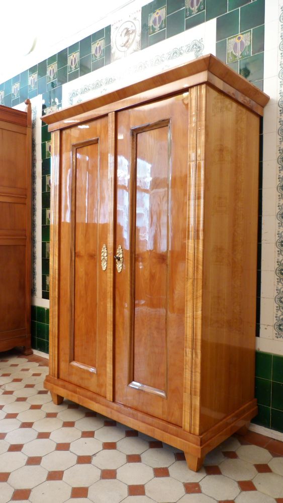 Klassischer Biedermeierschrank, Kirschholz um 1840 handpoliert