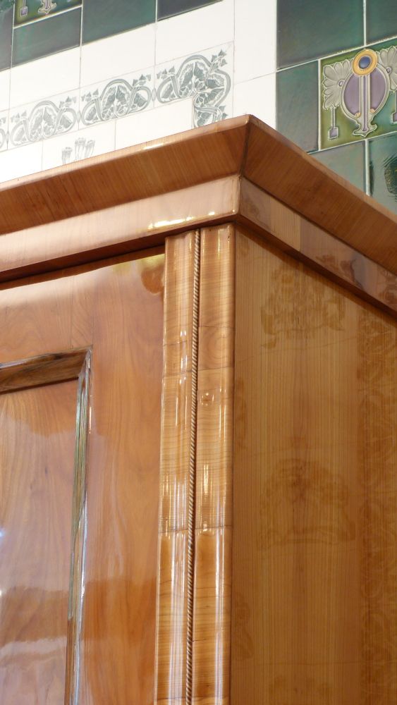 Klassischer Biedermeierschrank, Kirschholz um 1840 handpoliert