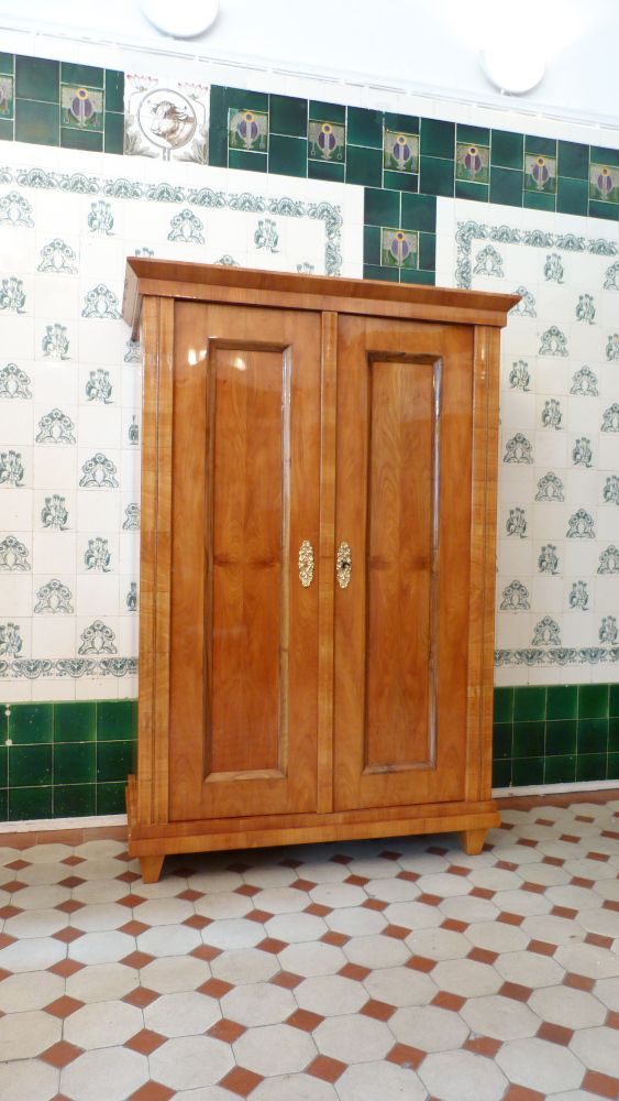 Klassischer Biedermeierschrank, Kirschholz um 1840 handpoliert