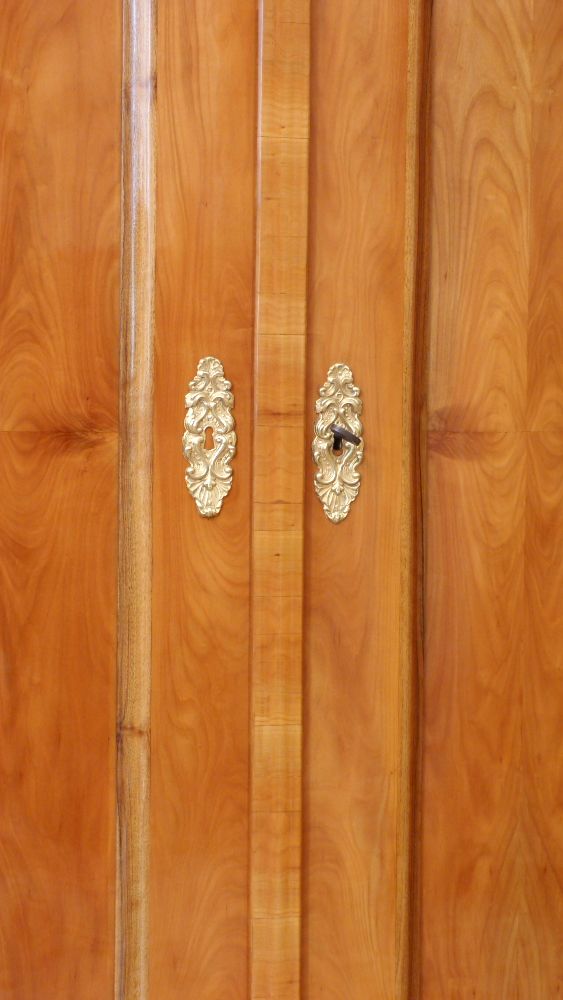 Klassischer Biedermeierschrank, Kirschholz um 1840 handpoliert