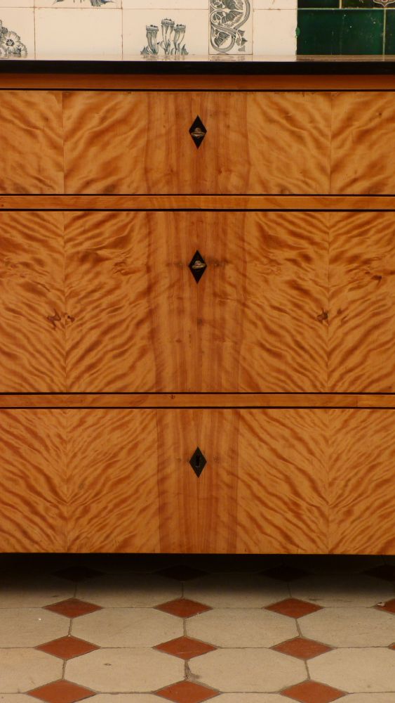Biedermeier Kommode, Birke handpoliert um 1850