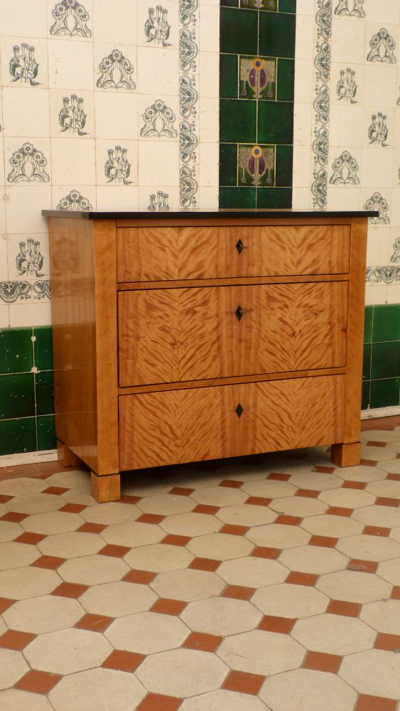 Biedermeier Kommode, Birke handpoliert um 1850