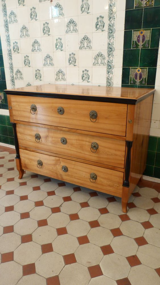 Klassische Biedermeierkommode, Kirschholz handpoliert um 1840