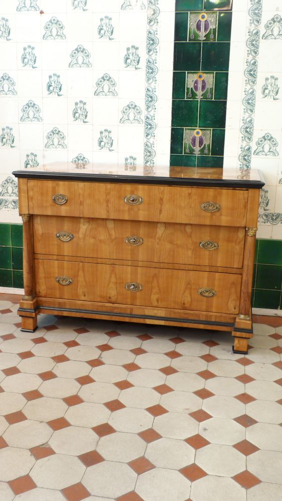 Elegante Biedermeier Kommode mit Säulen, Kirschholz handpoliert um 1830