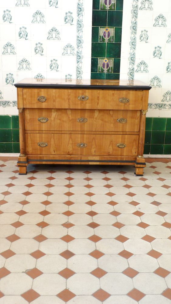 Elegante Biedermeier Kommode mit Säulen, Kirschholz handpoliert um 1830