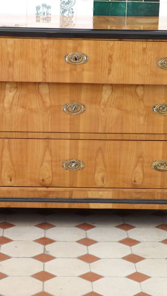 Elegante Biedermeier Kommode mit Säulen, Kirschholz handpoliert um 1830
