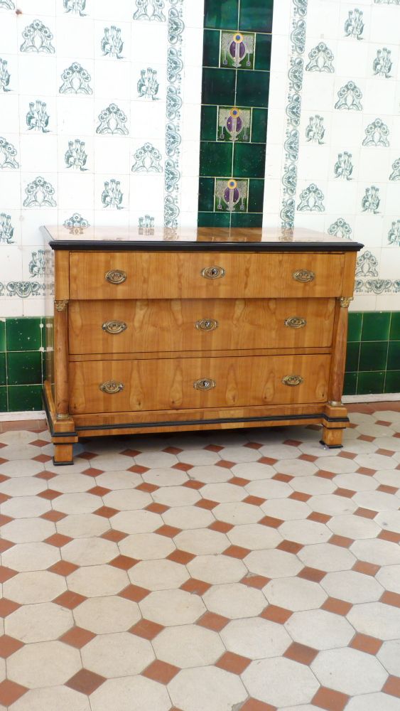 Elegante Biedermeier Kommode mit Säulen, Kirschholz handpoliert um 1830