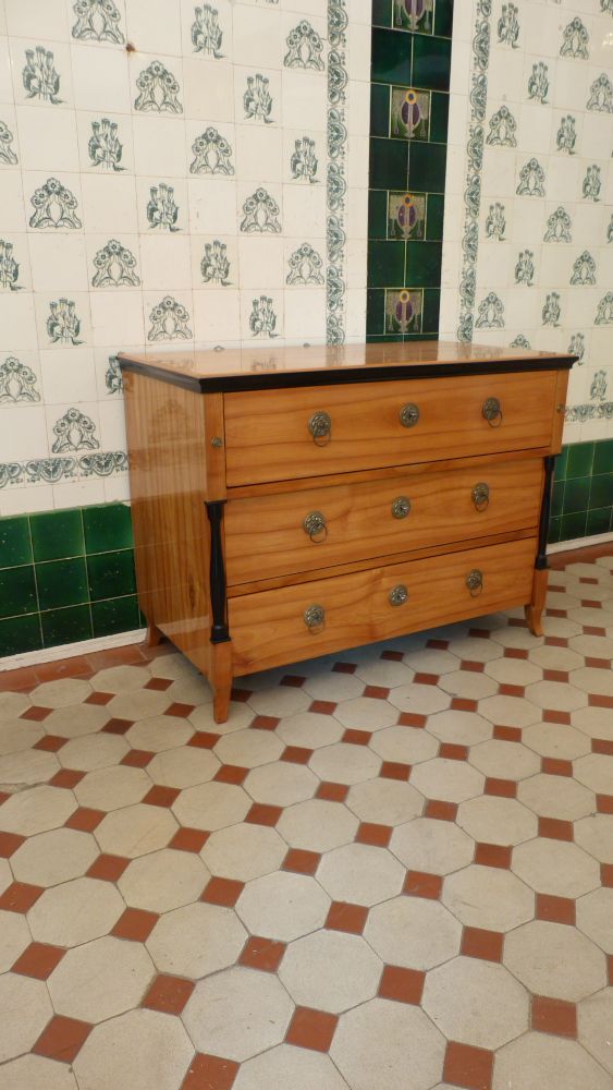 Klassische Biedermeierkommode, Kirschholz handpoliert um 1840