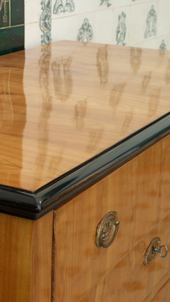 Elegante Biedermeier Kommode mit Säulen, Kirschholz handpoliert um 1830