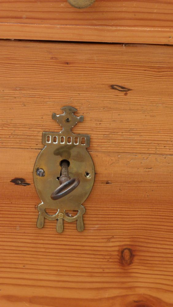 Biedermeier Runddeckeltruhe, Kiefer um 1850