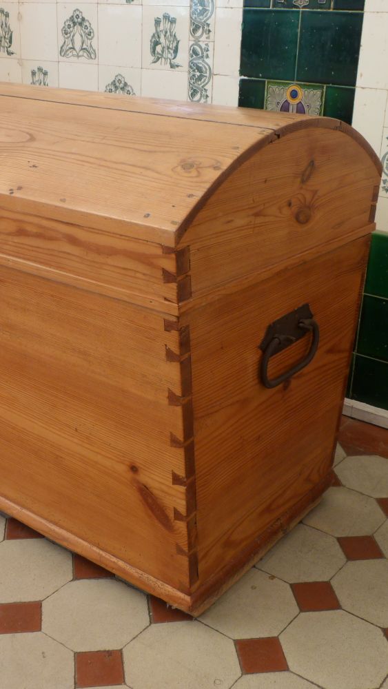 Biedermeier Runddeckeltruhe, Kiefer um 1850