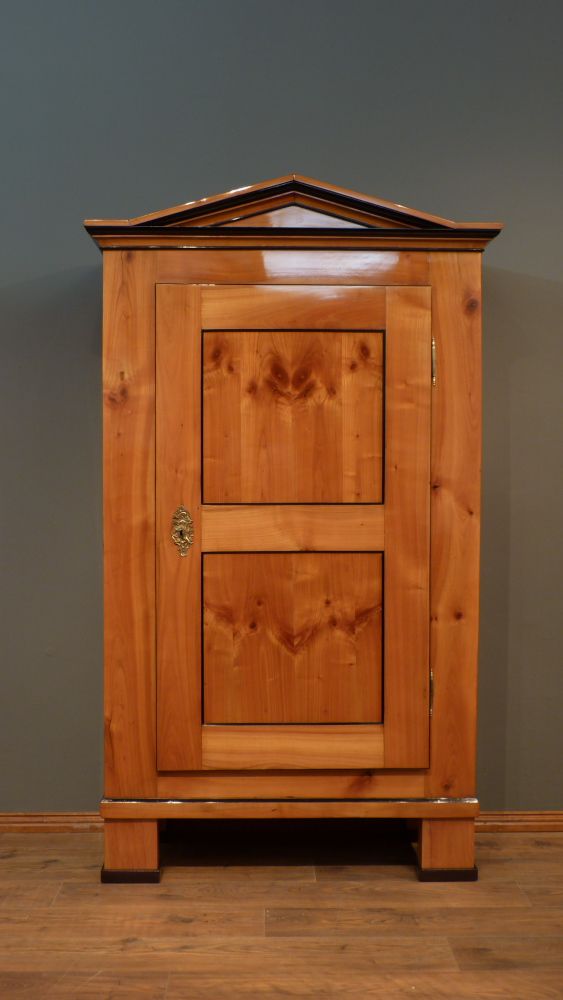 Eleganter Biedermeier Wäscheschrank, Kirschholz handpoliert um 1840