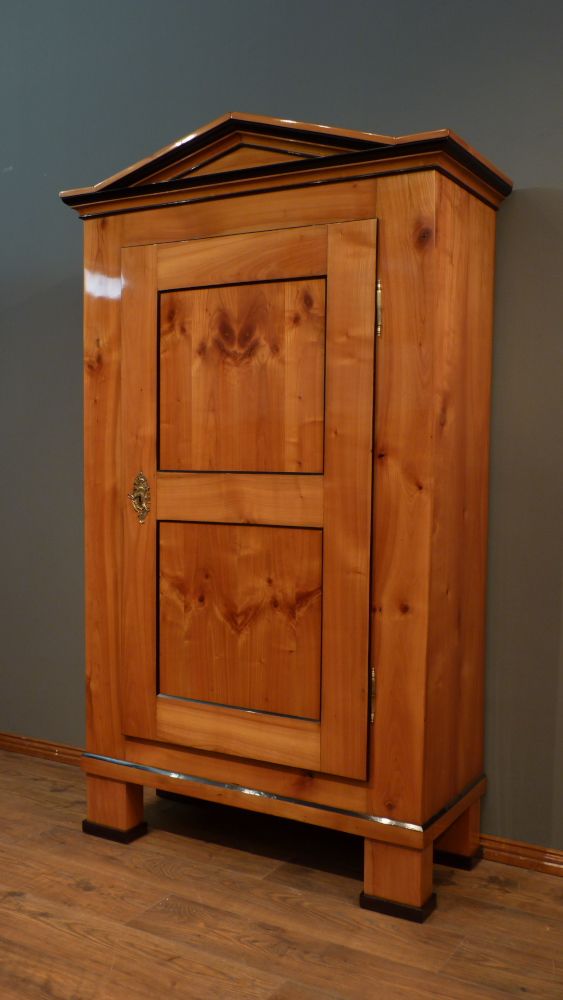 Eleganter Biedermeier Wäscheschrank, Kirschholz handpoliert um 1840