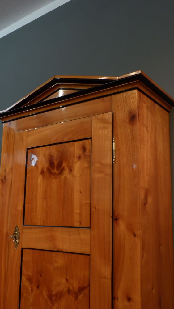 Eleganter Biedermeier Wäscheschrank, Kirschholz handpoliert um 1840