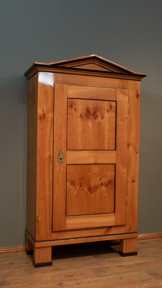 Eleganter Biedermeier Wäscheschrank, Kirschholz handpoliert um 1840
