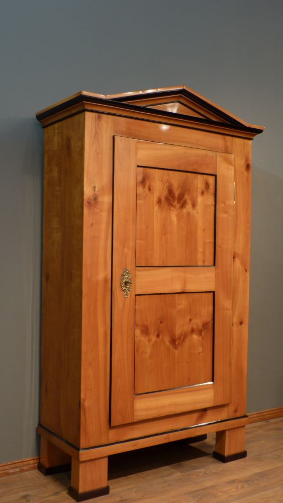 Eleganter Biedermeier Wäscheschrank, Kirschholz handpoliert um 1840