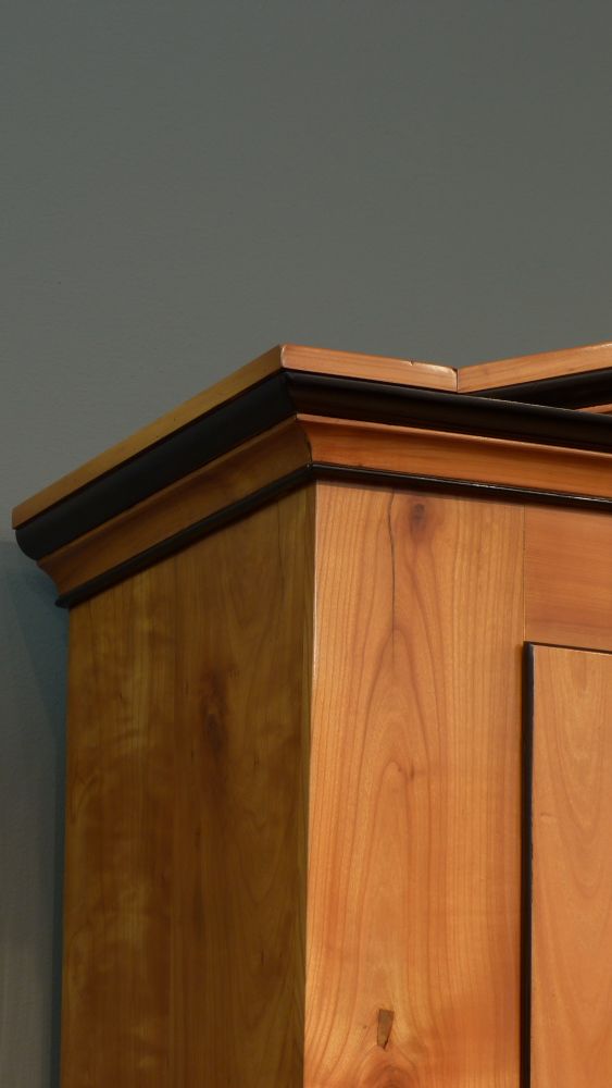 Eleganter Biedermeier Wäscheschrank, Kirschholz handpoliert um 1840