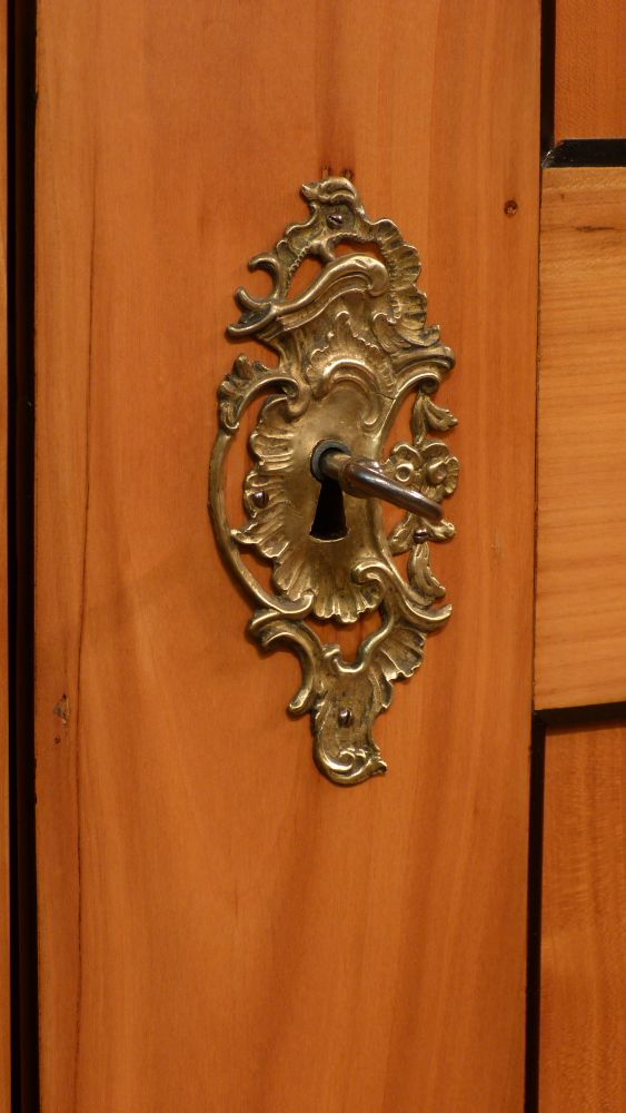 Eleganter Biedermeier Wäscheschrank, Kirschholz handpoliert um 1840