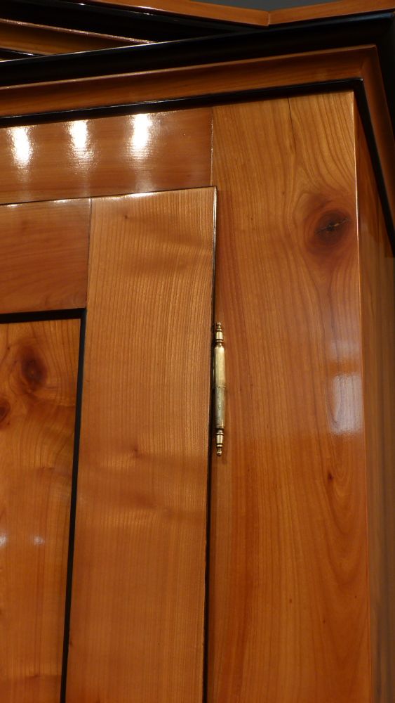 Eleganter Biedermeier Wäscheschrank, Kirschholz handpoliert um 1840